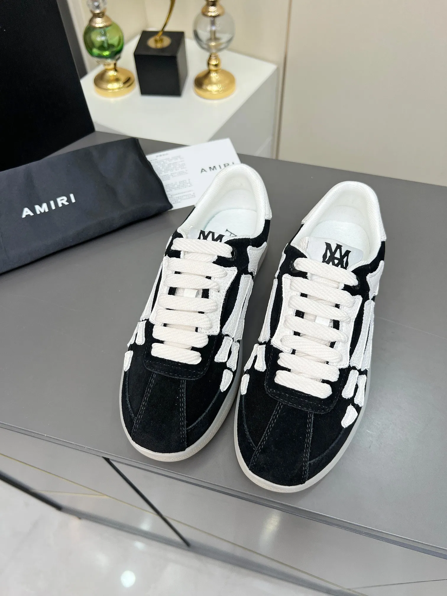 Men's Men's Shoes 💰580 Bone Shoes · AMIRI Skel-Top AMIRI 🔥 launches a new "ThePacific" series of low-top casual sports moral training shoes in the early spring of 2025. This iconic shoe covers men's and women's shoes, drawing inspiration from the brand's classic sports style and elegantly integrating West Coast style. "The Pacific" contrasting five-pointed star series is rooted in Amiri's unique California genes, showing the freedom and leisure atmosphere of the West Coast. This series launches two styles that incorporate the brand's iconic elements: the leather version is made of pure white leather with a same-color sole, and is embellished with star patterns on the side of the shoe, just like the bright starry sky of California. The black and ocean blue colors are shared by men and women, and there is also a red star model exclusive for men and a light pink star model exclusive for women. The suede model is decorated with the brand's classic bone pattern on the side of the shoe. The rubber sole and suede fabric complement each other. The color scheme covers black, chocolate and sand, and is suitable for both men and women. Made of imported cowhide and decorated with bone pieces on the sides of the upper, it is novel and unique and has a good three-dimensional effect! High-density breathable mesh lining + original molded TPU outsole 🙏 Recommended by celebrities, bloggers and internet celebrities, 🚵🏻 an indispensable item for shopping, partying and traveling. One of the most unmissable sneakers in 2025 ✦Color: 10 colors available ✦Size: Women’s size 35--40 ✦Size: Men’s size 39--45